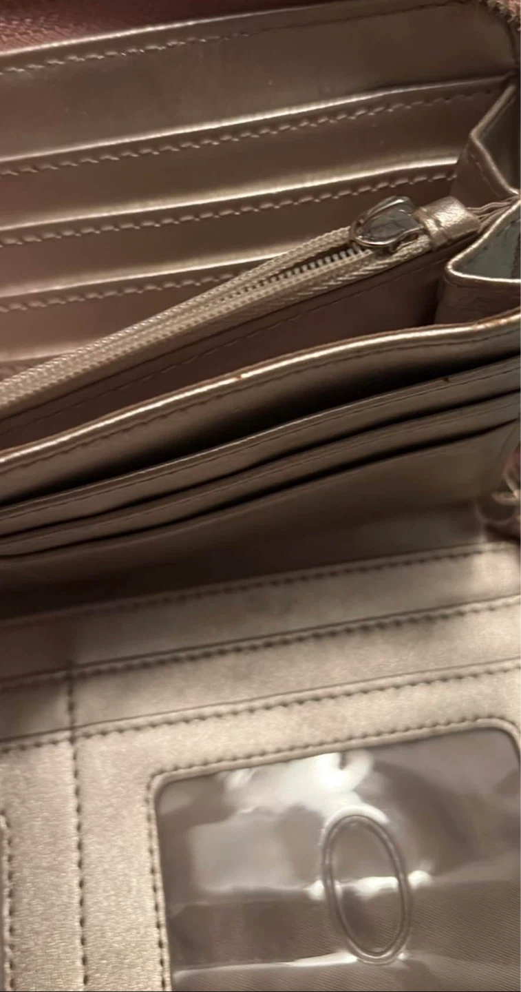 Guess wallet zipper broke can fit 16 cards - photo 2