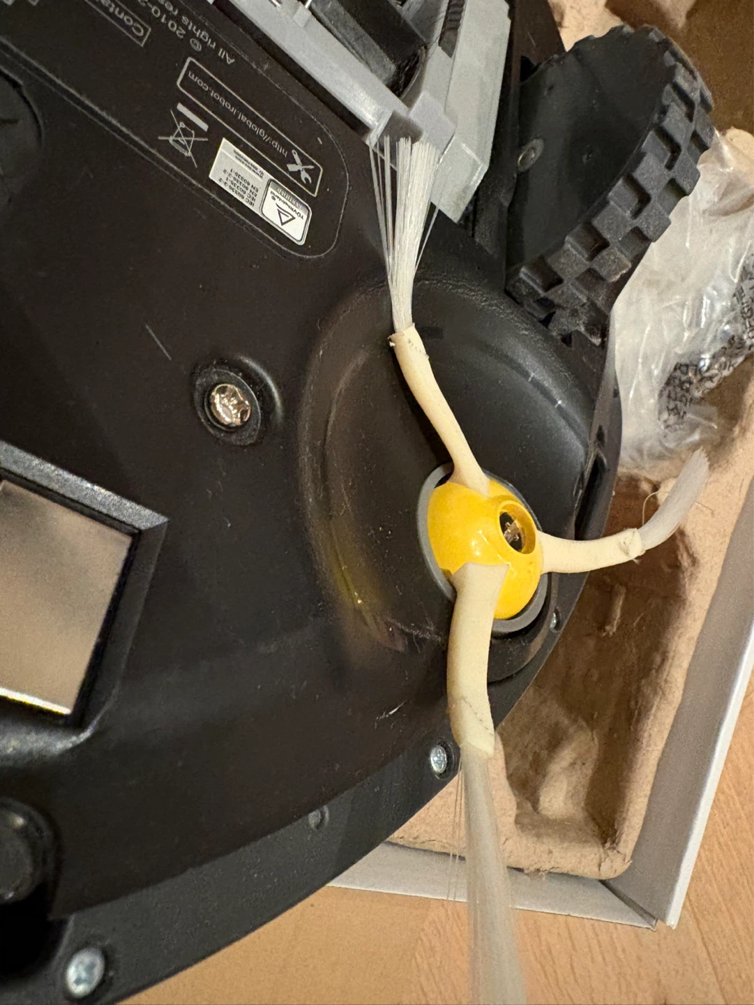 iRobot Roomba 677 Robotic Vacuum (Needs Repair) - photo 3