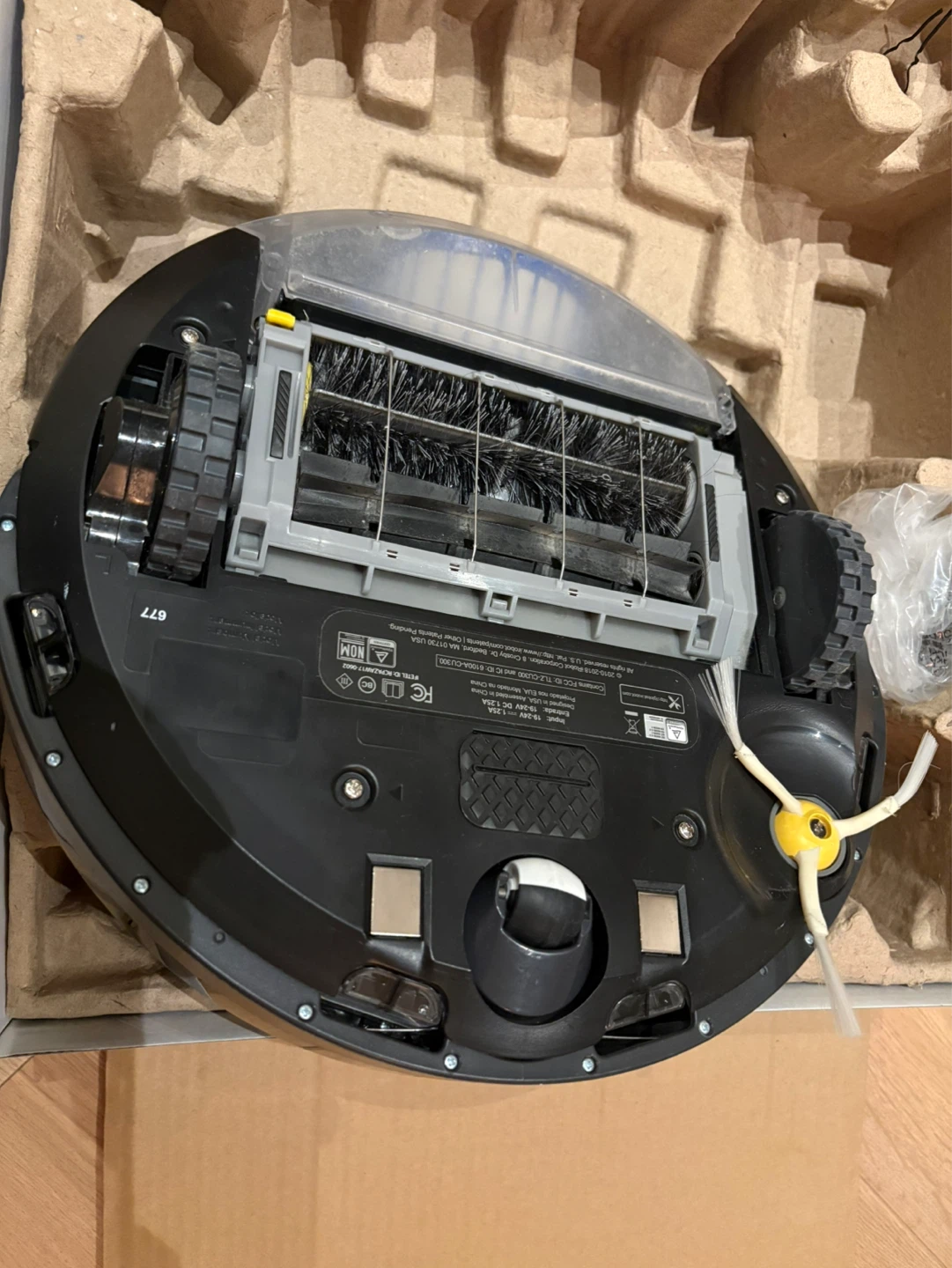 iRobot Roomba 677 Robotic Vacuum (Needs Repair) - photo 4