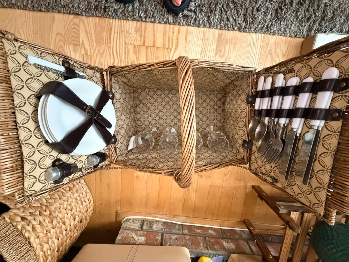 Wicker Picnic Basket with 4 Person Setting - photo 2
