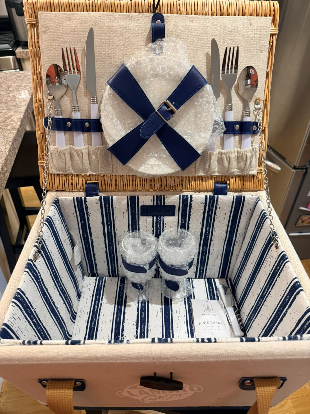 Clamato Caesar Picnic Basket Set - photo 2