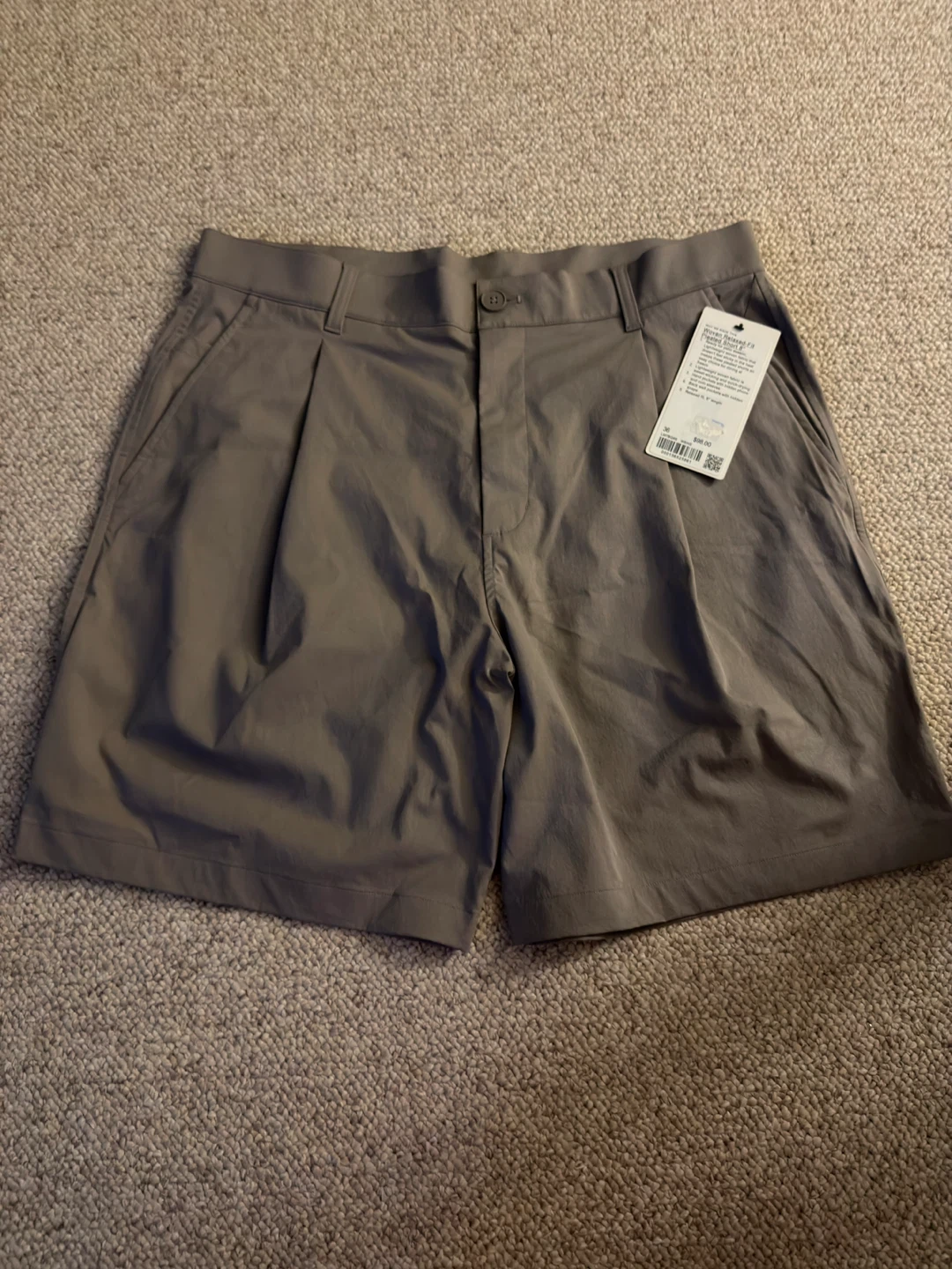 Lululemon Woven Relaxed-Fit Pleated Short 8"