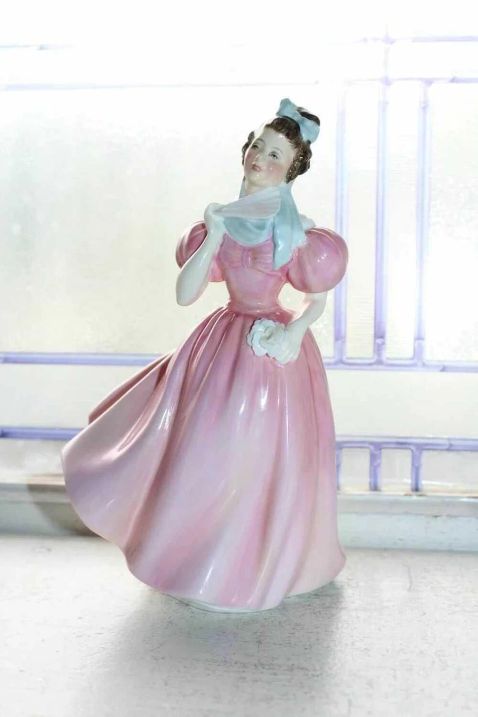 Royal Doulton Camellia HN 2222 Figurine - photo 2