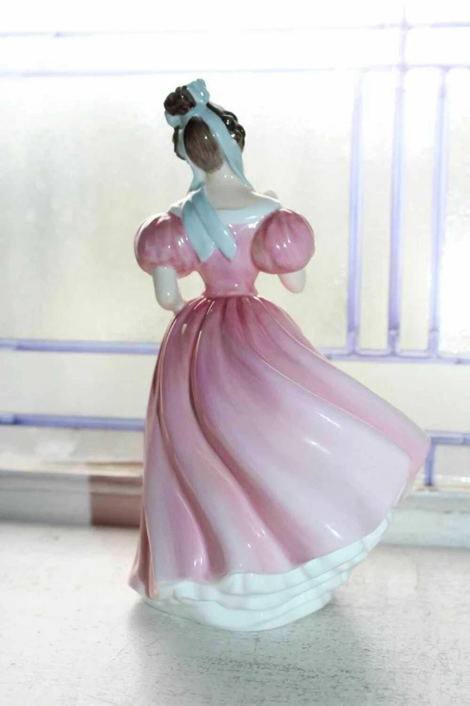 Royal Doulton Camellia HN 2222 Figurine - photo 4