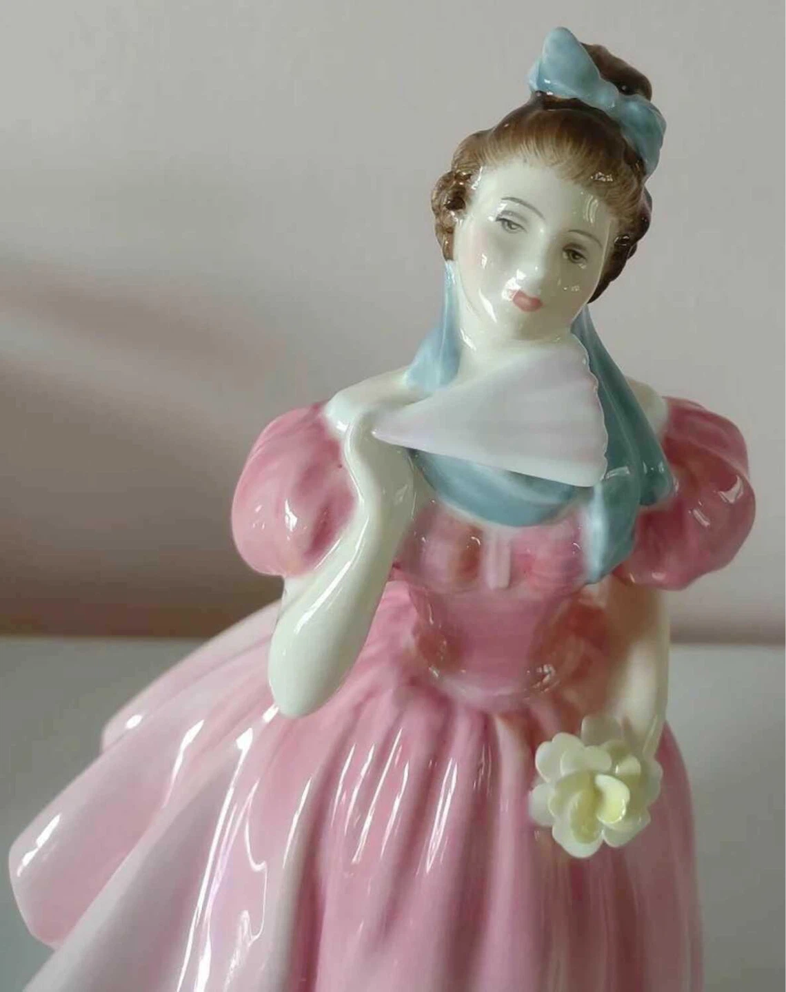 Royal Doulton Camellia HN 2222 Figurine - photo 5