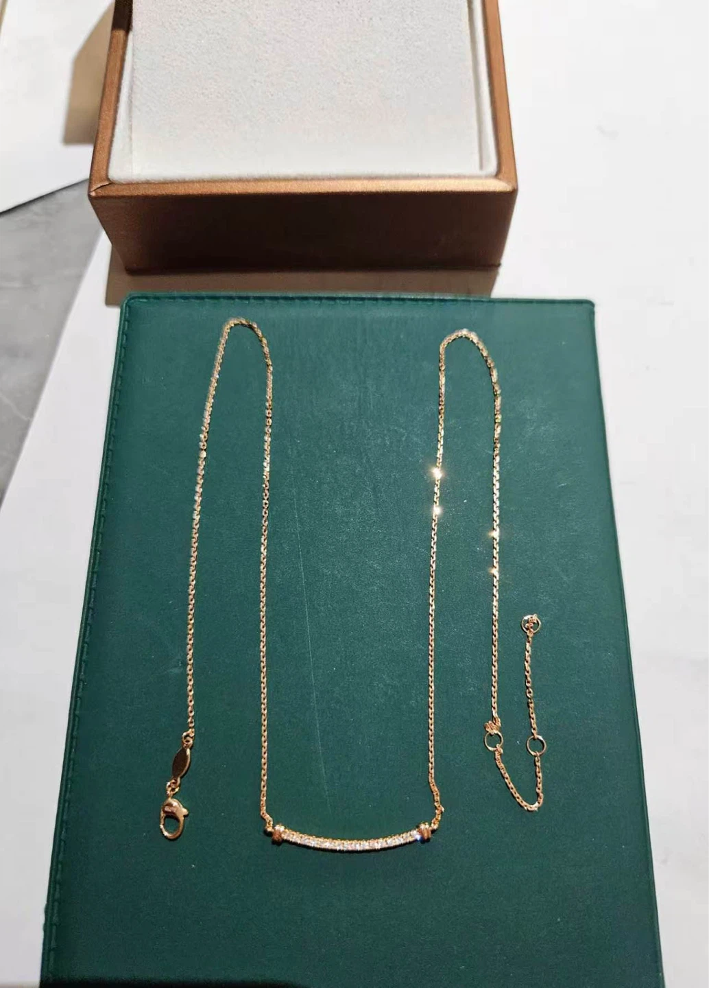 Diamond bar necklace is from the jewelry brand Chow Tai Fook - photo 5