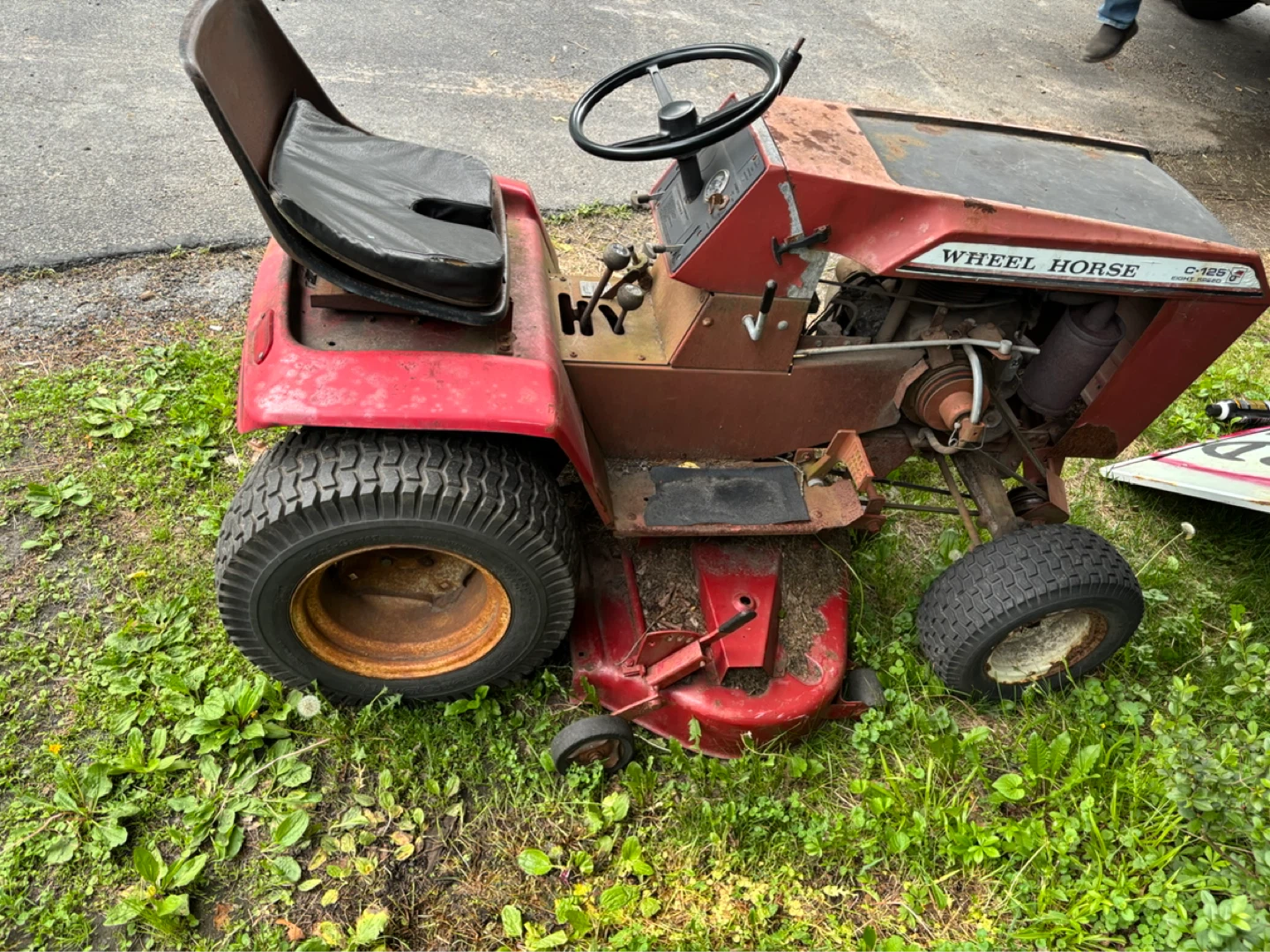 Wheel Horse C-125 Lawn Tractor - photo 2