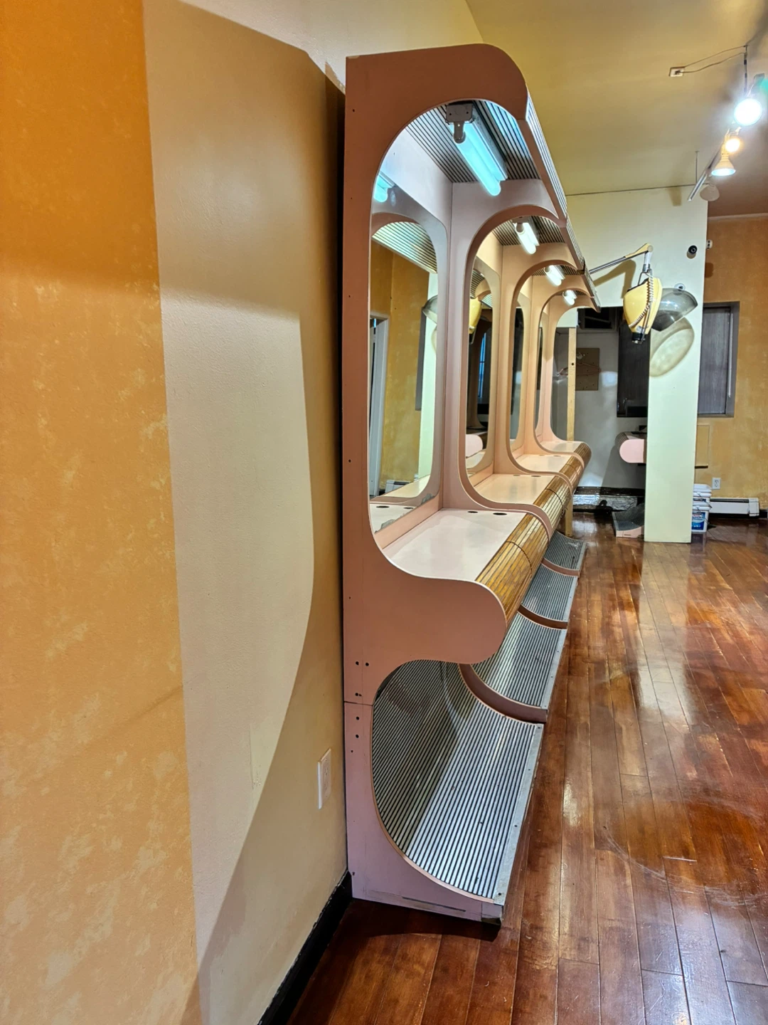 Salon/vanity station - photo 3