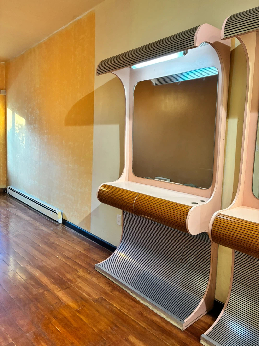 Salon/vanity station - photo 2