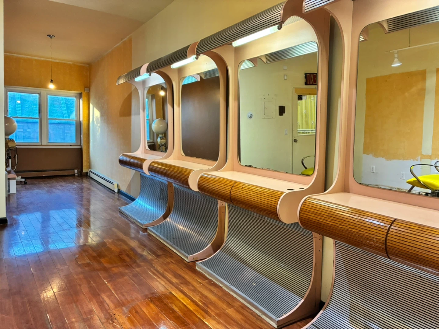 Salon/vanity station