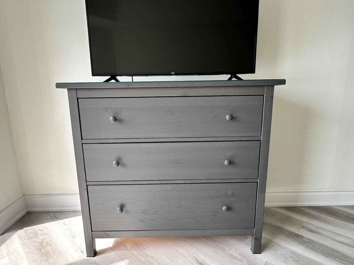 Dresser with glass top (3 drawer Ikea dresser)