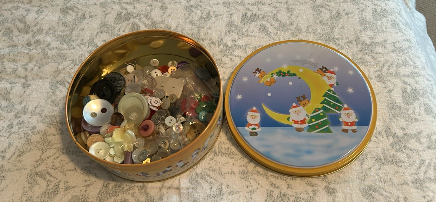 TIN OF APPROXIMATELY 300 BUTTONS (SEE LISTING)