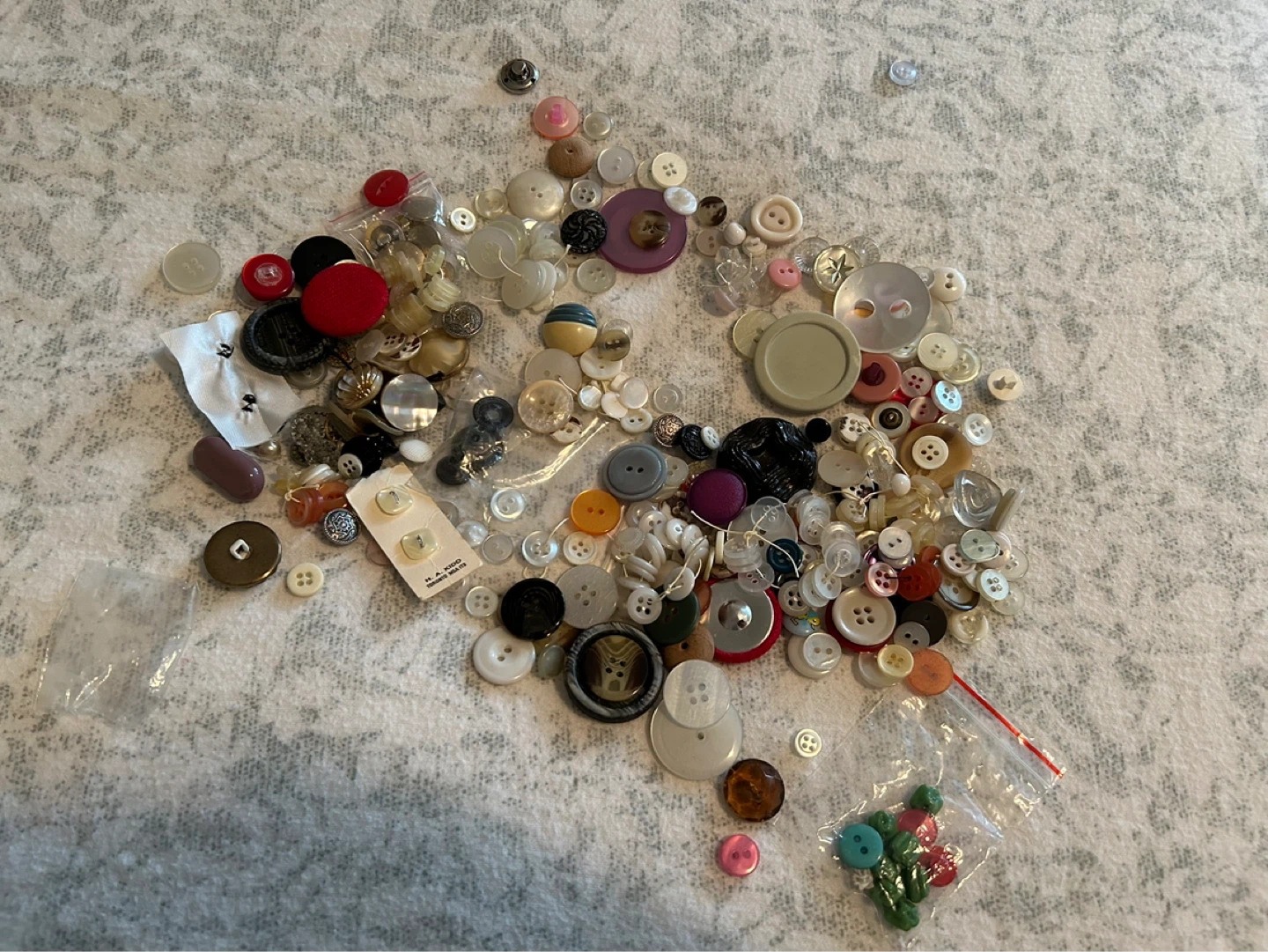TIN OF APPROXIMATELY 300 BUTTONS (SEE LISTING) - photo 2