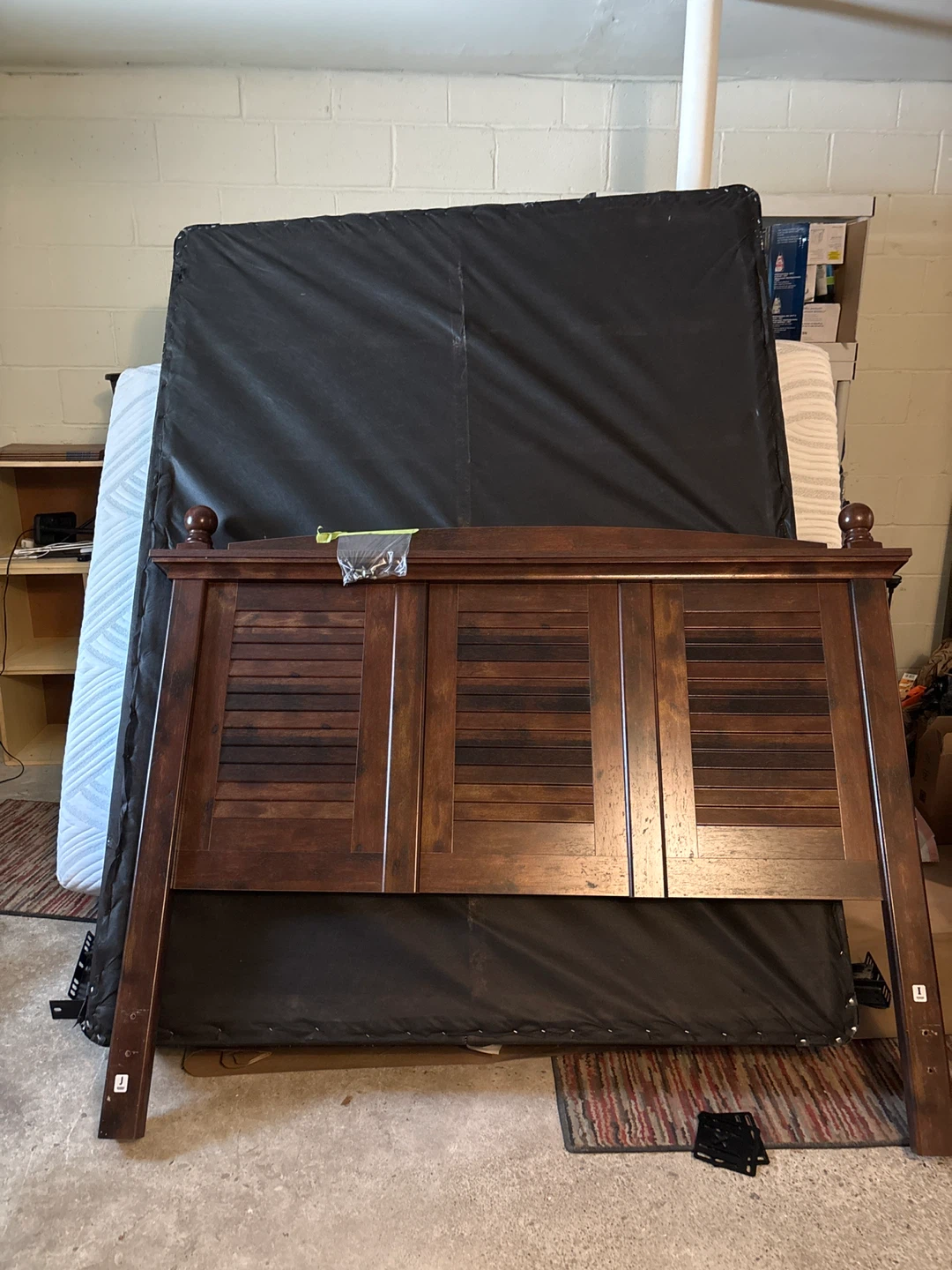 Queen size bed frame - photo 2