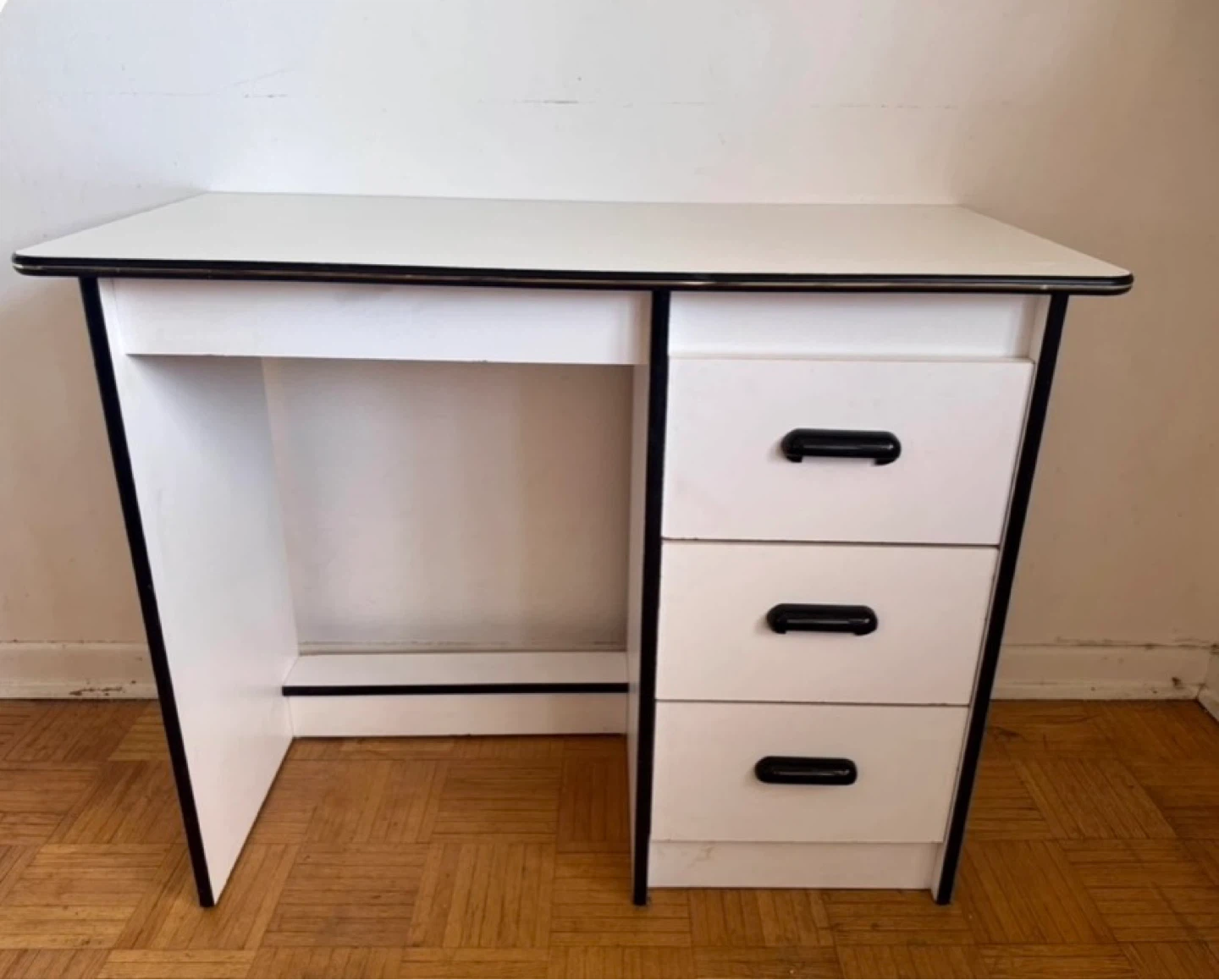White desk with 3 drawers