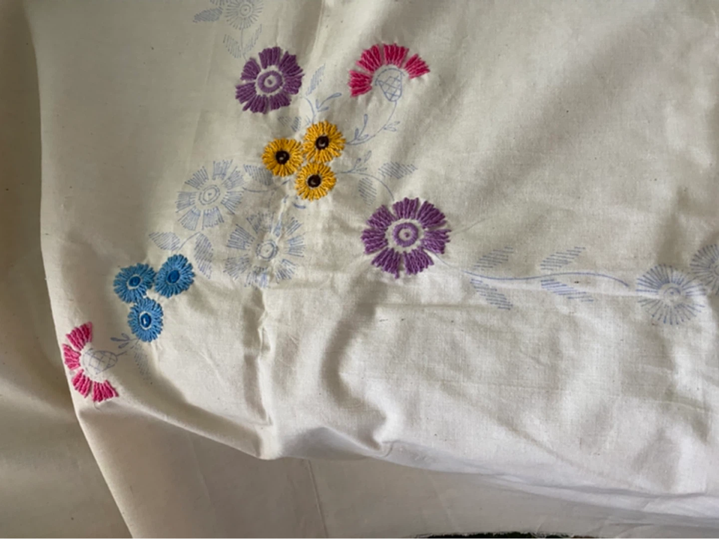 Vintage Hand-Embroidered Tablecloth - photo 5