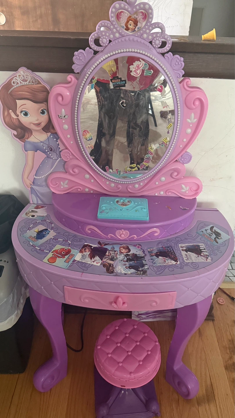 Sofia the First Vanity Table with Stool need change batteries