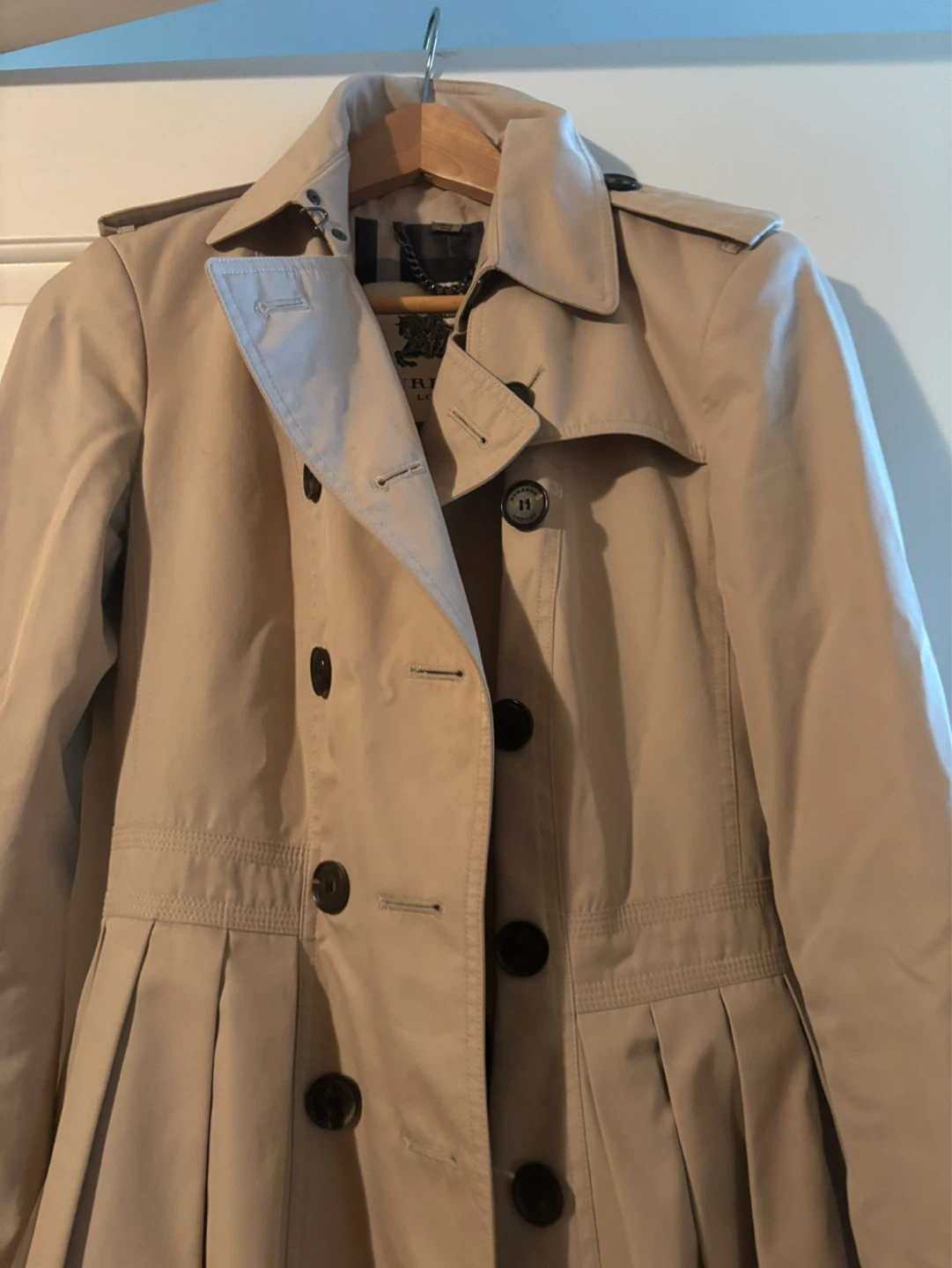 Burberry  Short Trench Coat, size 6 - photo 3