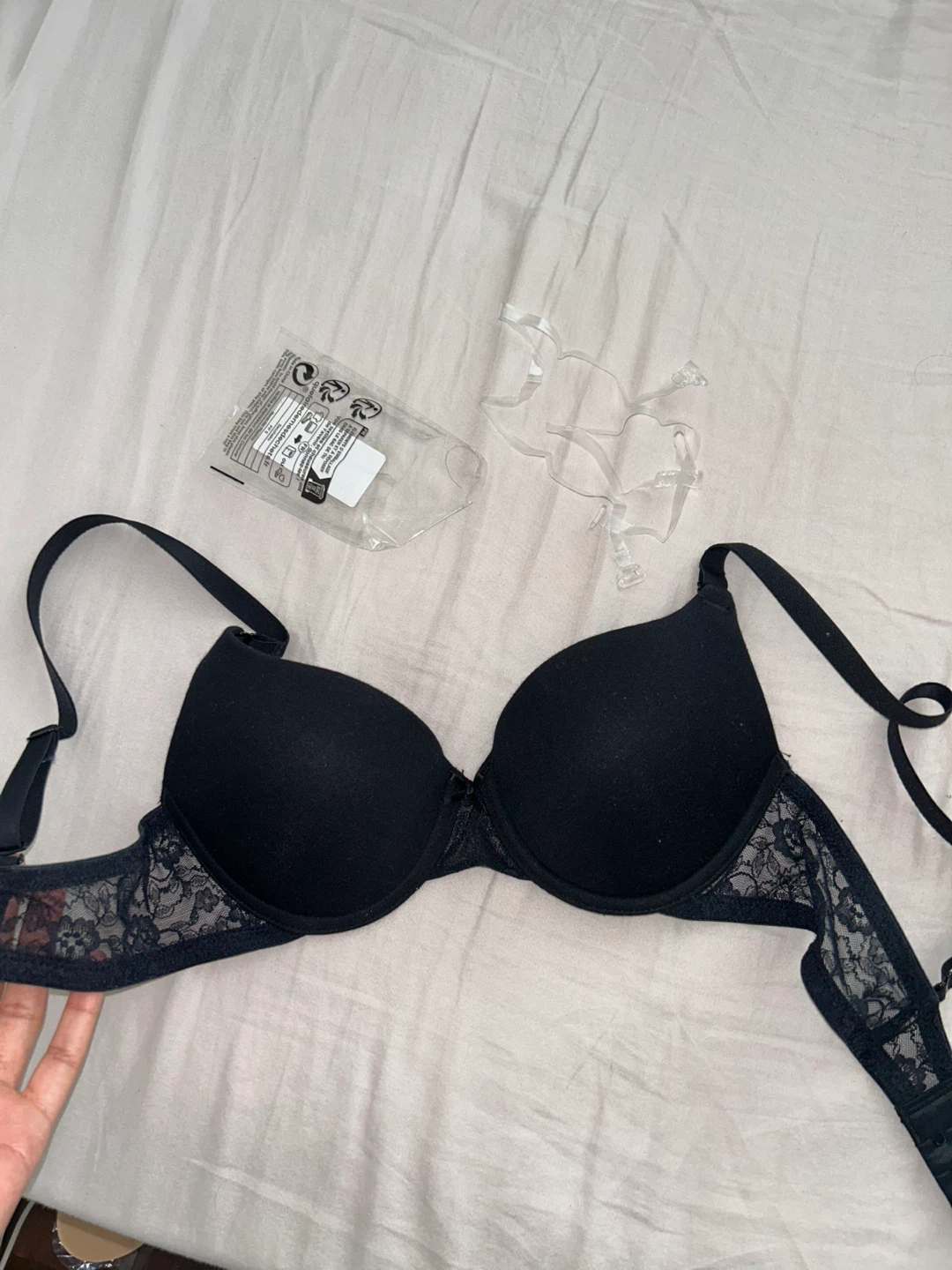 BNWOT La vie en rose Black Push-Up Bra with Lace Details