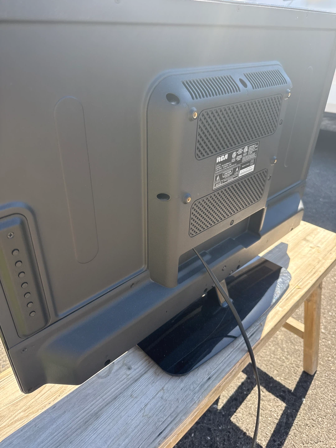 RCA 30" HD TV - photo 2