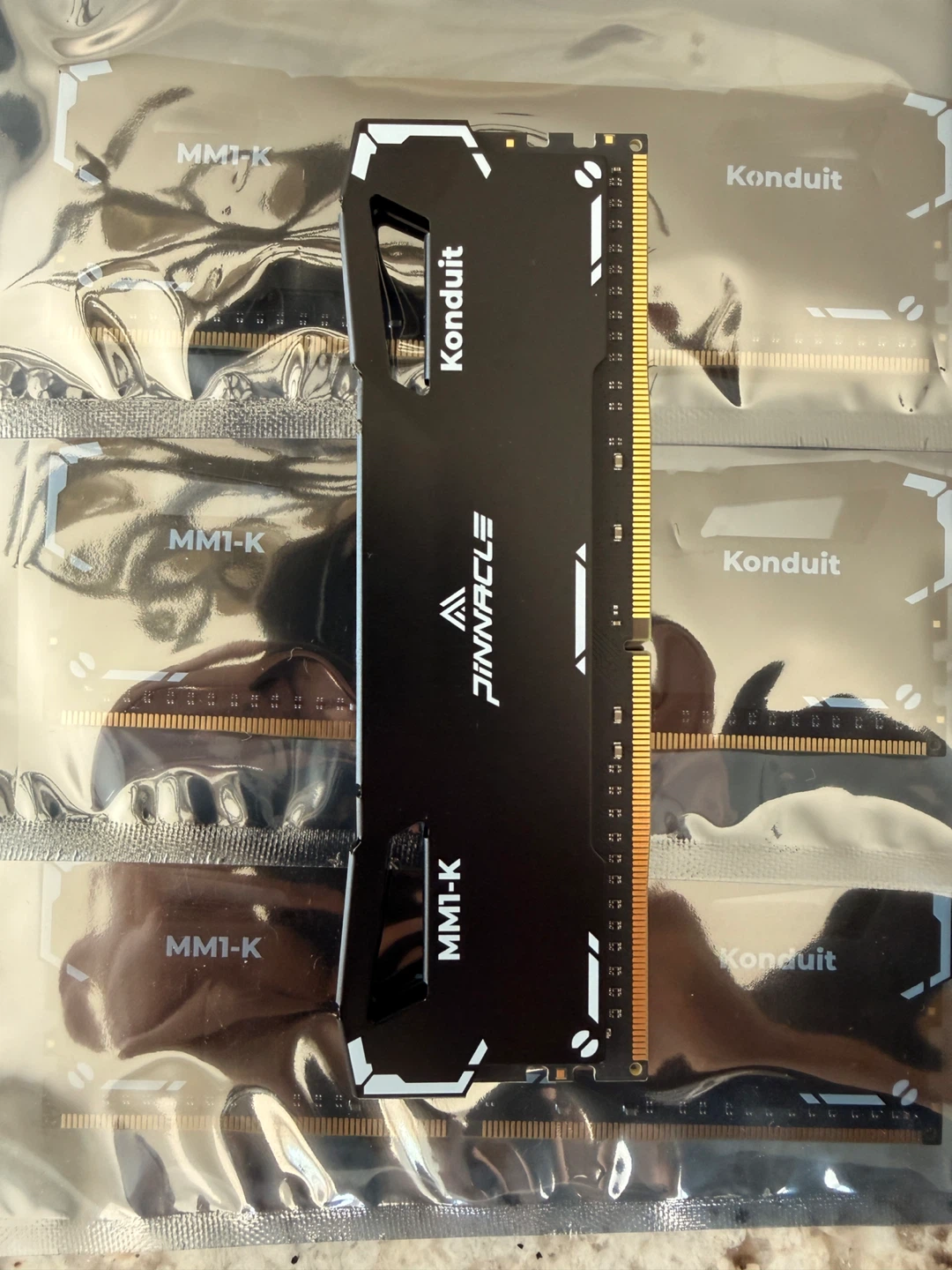 Pinnacle Kondult 64GB(4x16GB) DDR4 3200MHz CL16 RAM