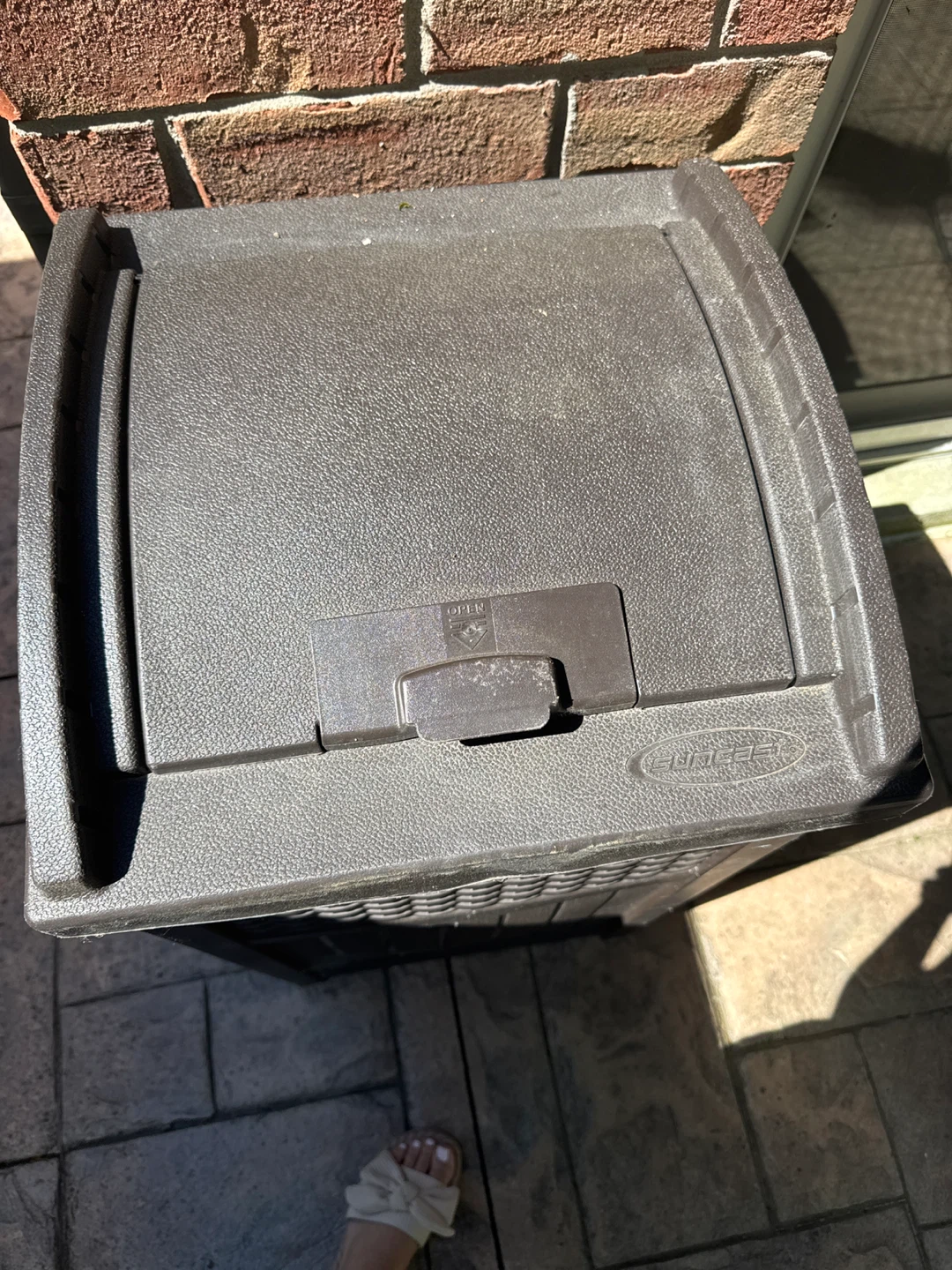 Rubbermaid Outdoor Trash Can - photo 2