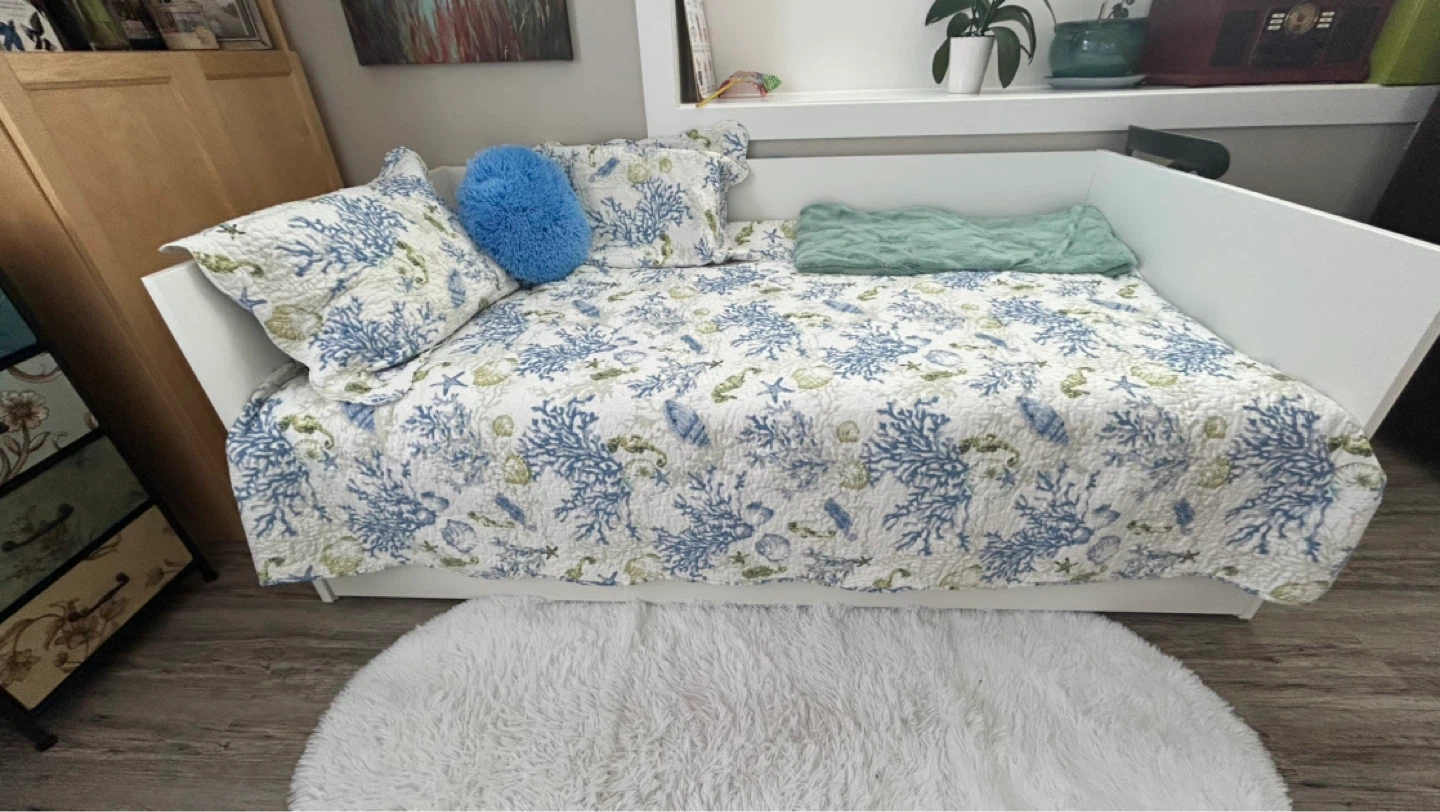 New Seaside Coral Quilt with Pillows