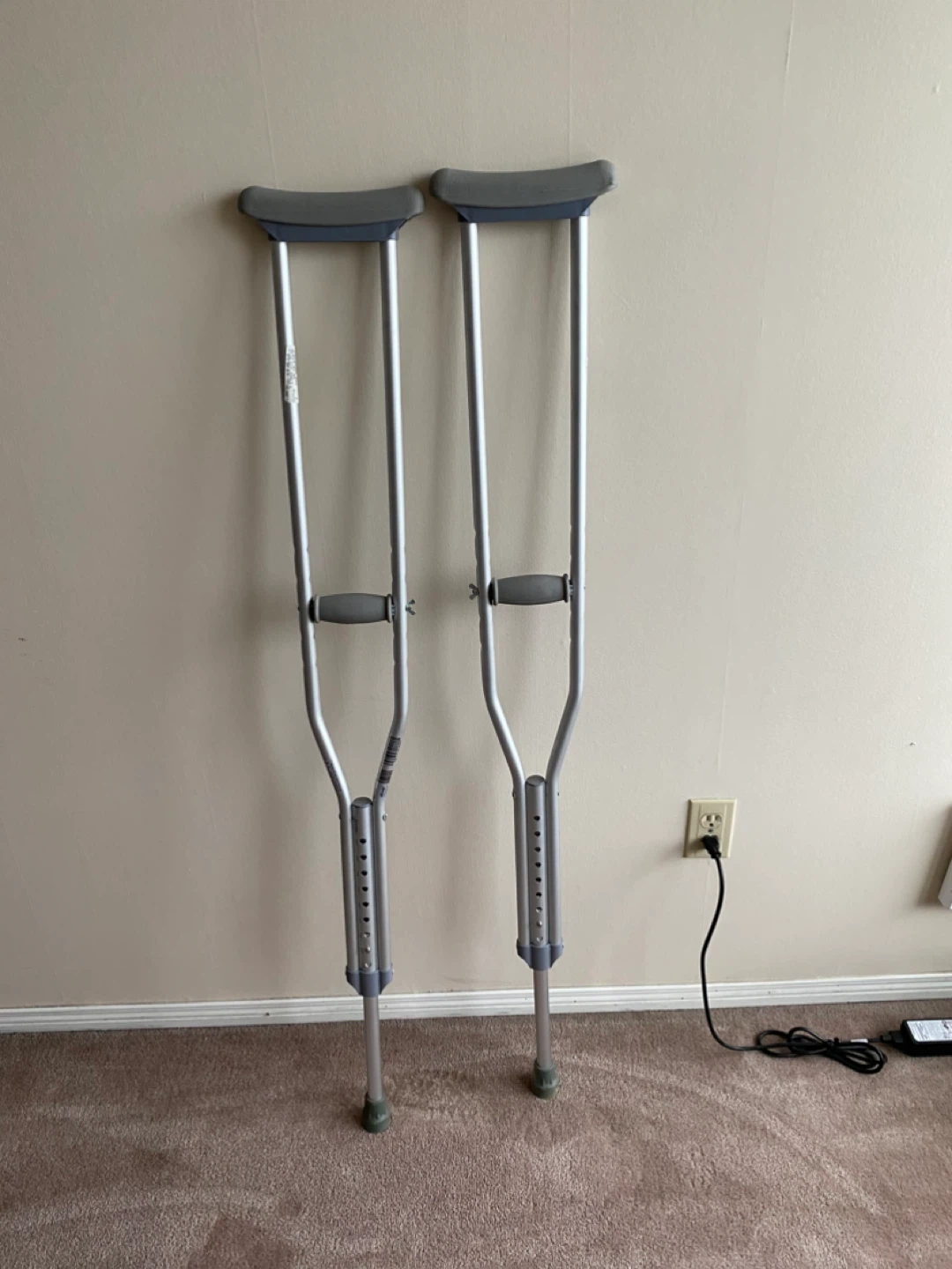 Adjustable Aluminum Crutches