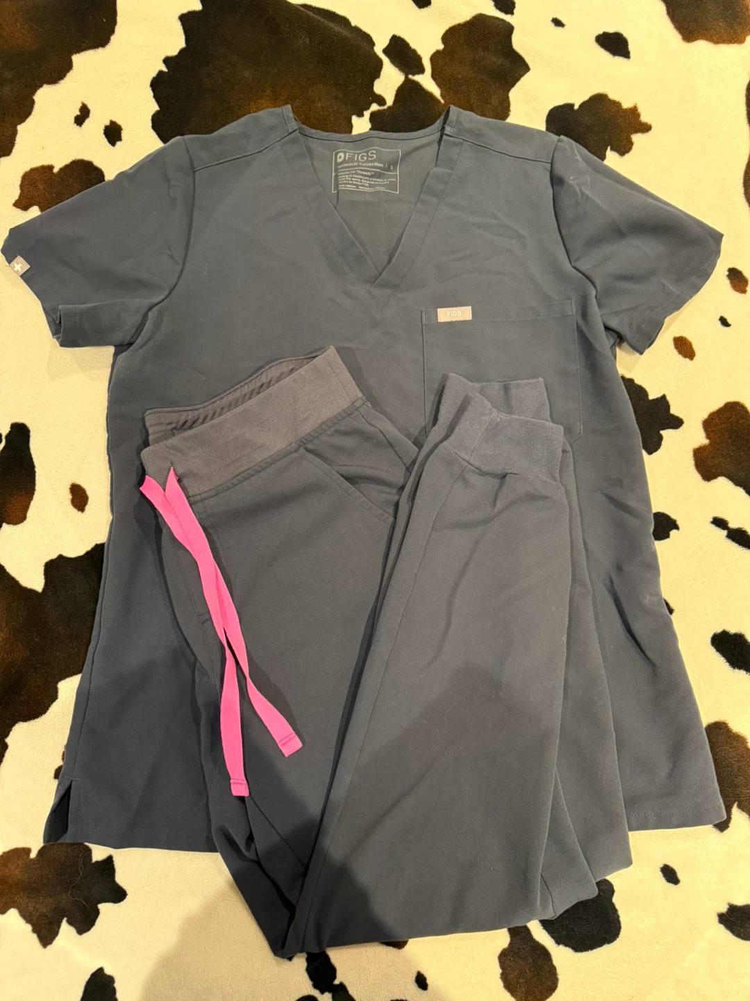 FIGS Scrubs Top and Pants Set - photo 2