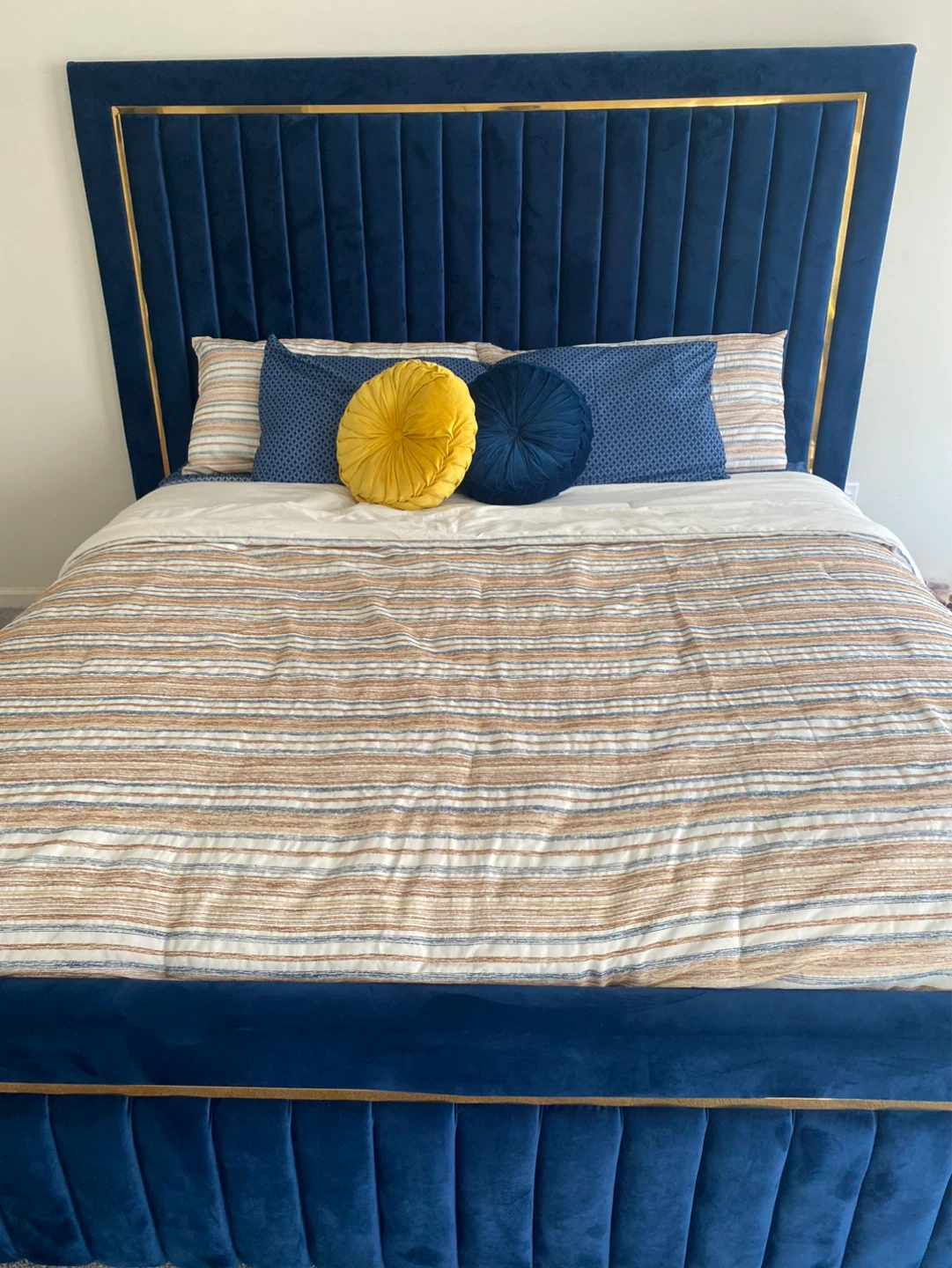 King size bed with Blue Velvet ottoman with 2 foot stools - photo 5
