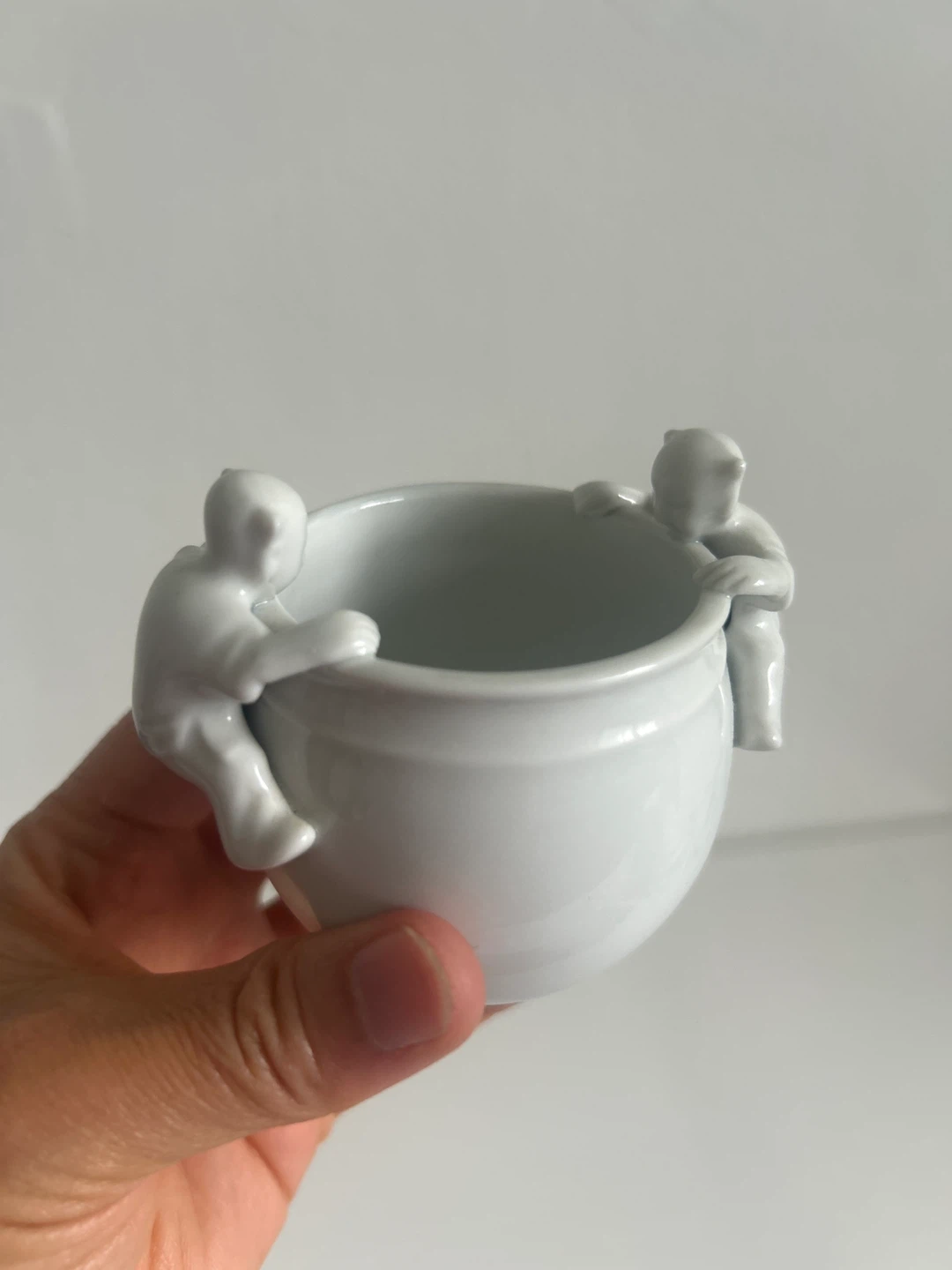 White Ceramic Pot with Climbing Figures - photo 4