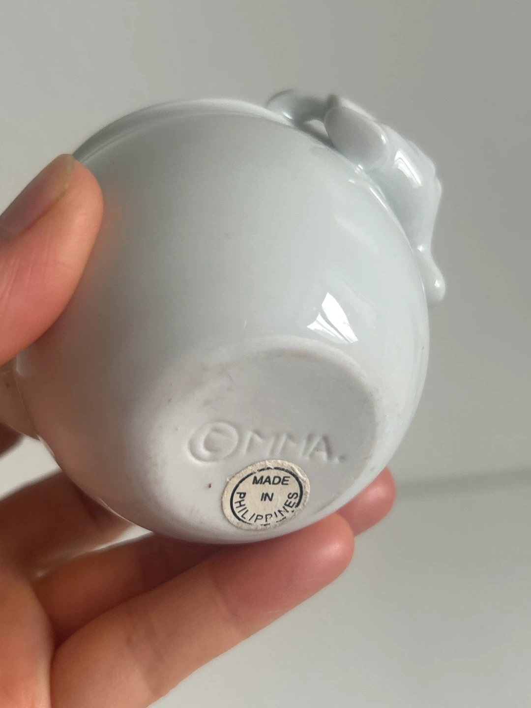 White Ceramic Pot with Climbing Figures - photo 3