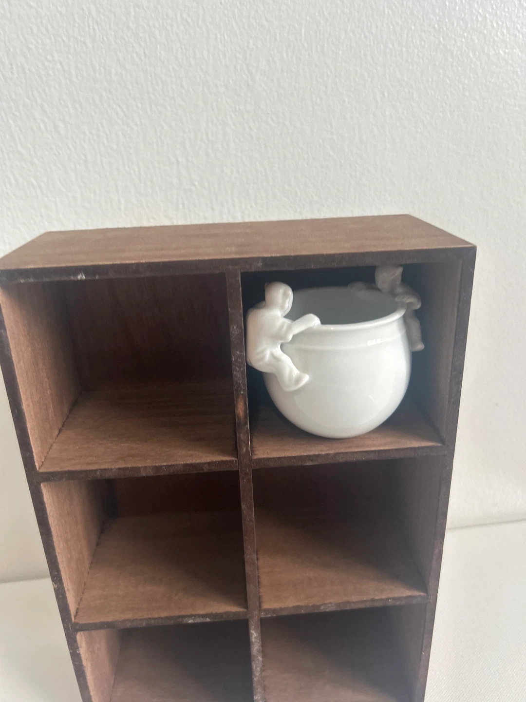 White Ceramic Pot with Climbing Figures - photo 5