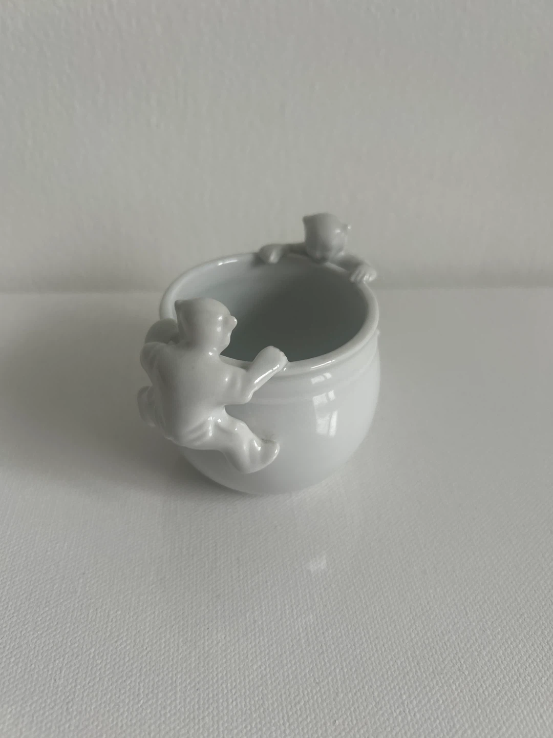 White Ceramic Pot with Climbing Figures - photo 2