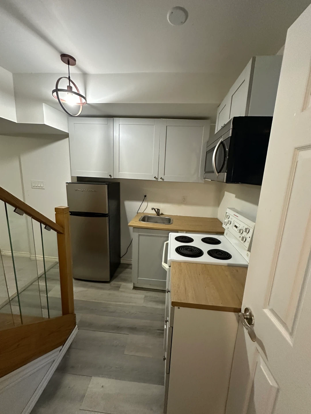 Basement Apartment with Kitchenette and Bedroom - photo 4