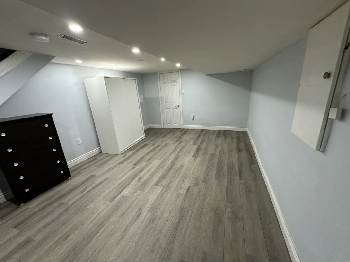 Basement Apartment with Kitchenette and Bedroom - photo 2
