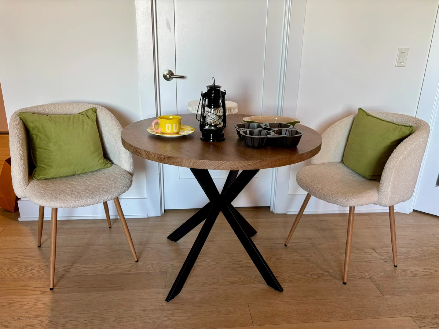 Round Wood Dining Table, 2 chairs + pillows