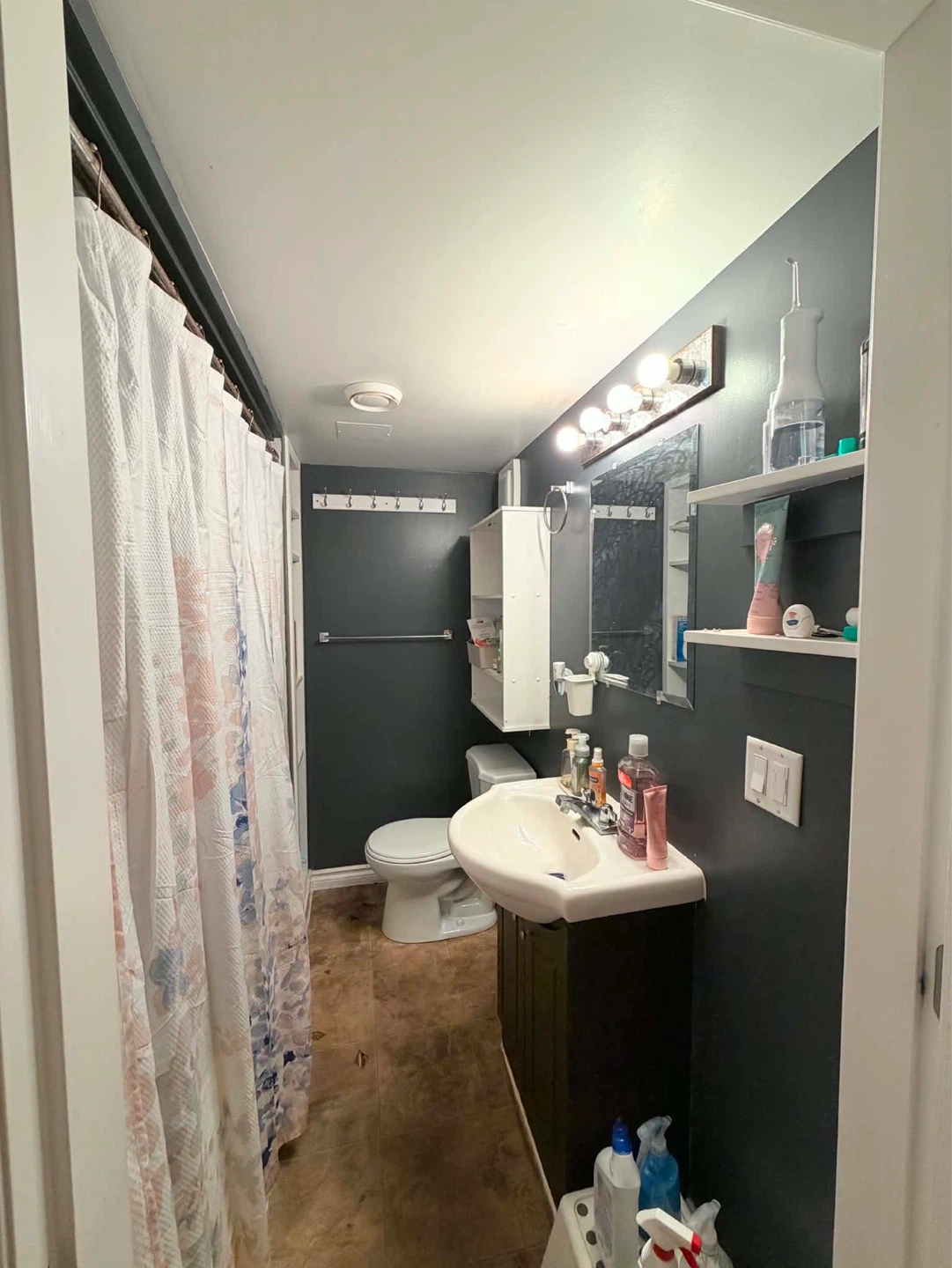 2 Bedroom Basement Suite for Lease Turnover - Kiniski Garden - photo 3