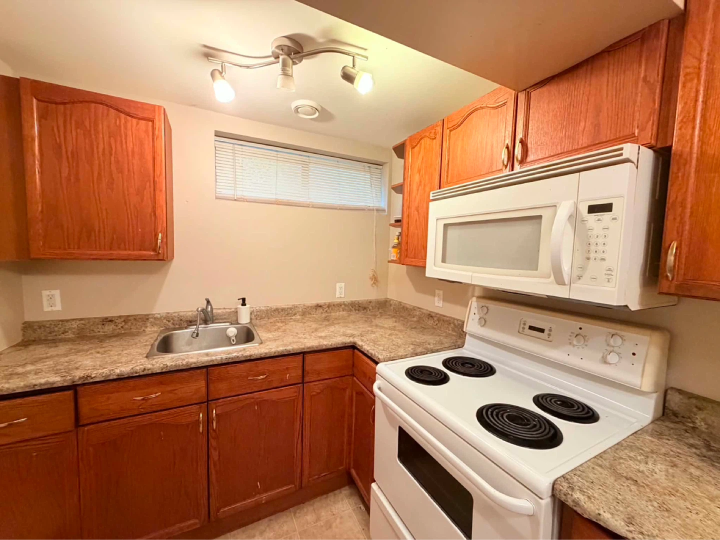 2 Bedroom Basement Suite for Lease Turnover - Kiniski Garden - photo 4