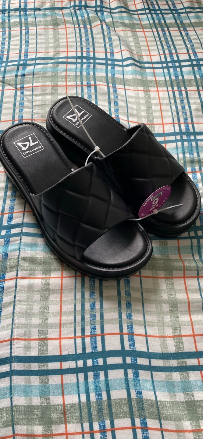DL Black Quilted Platform Slides