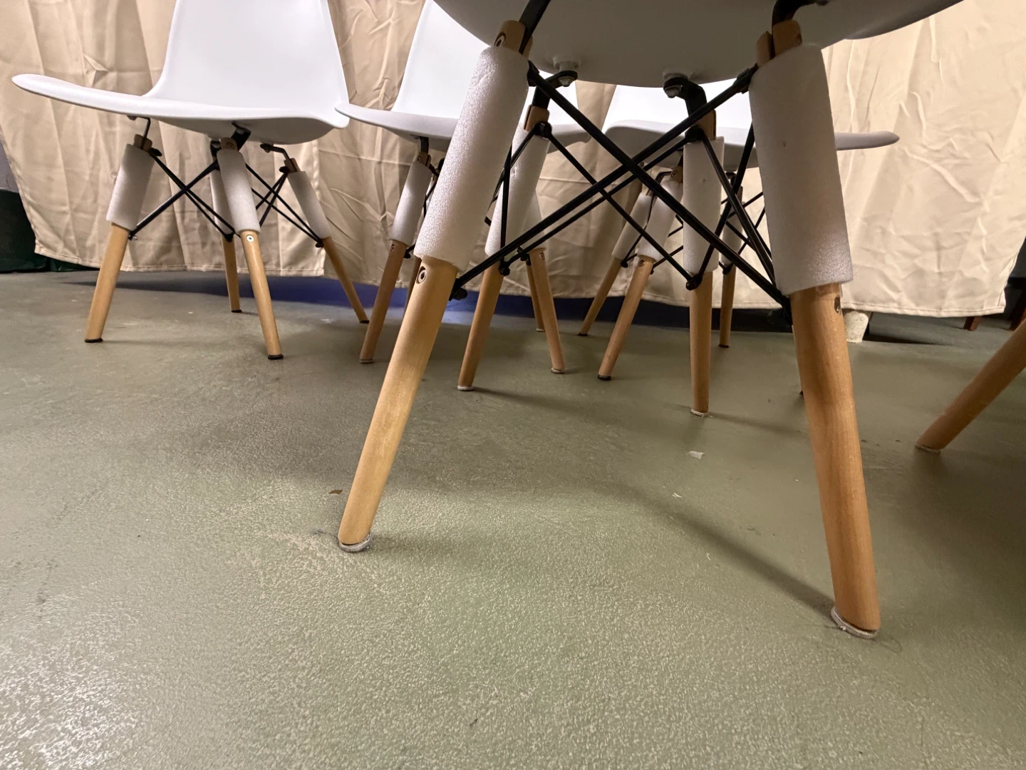 Eames replica Set of 4 White Dining Chairs with Wooden Legs - photo 3