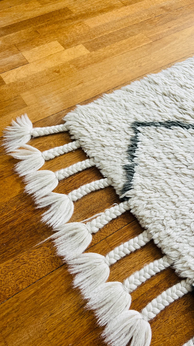 Cream Style Rug with Tassels. Pick up in Herald Square area - photo 2