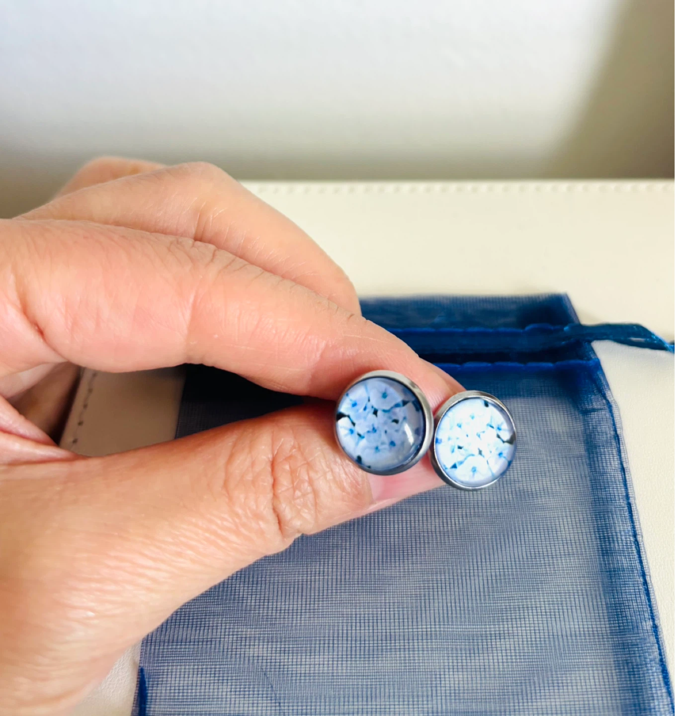 Blue floral stud earrings, great for summer!🥰🪻