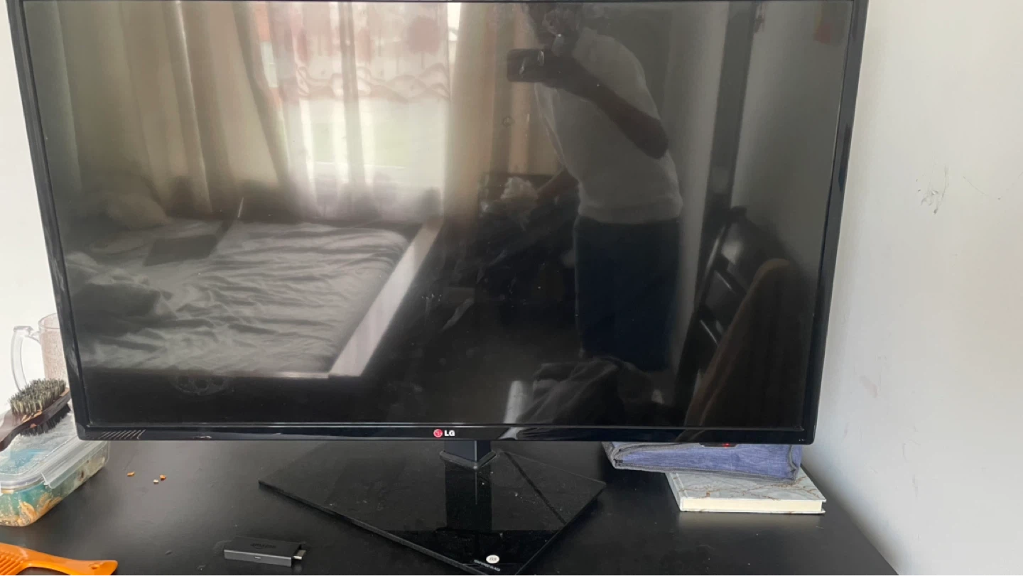 LG 42" 42LS3450 Television and microwave - photo 2
