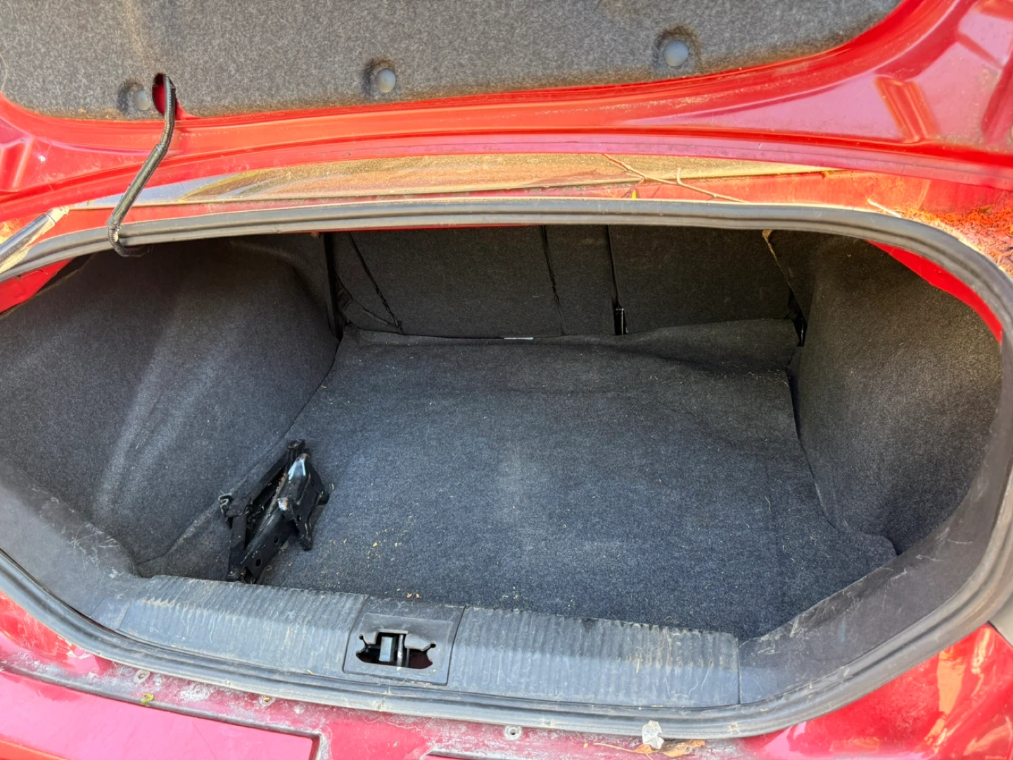 Red Ford Focus Sedan - photo 2