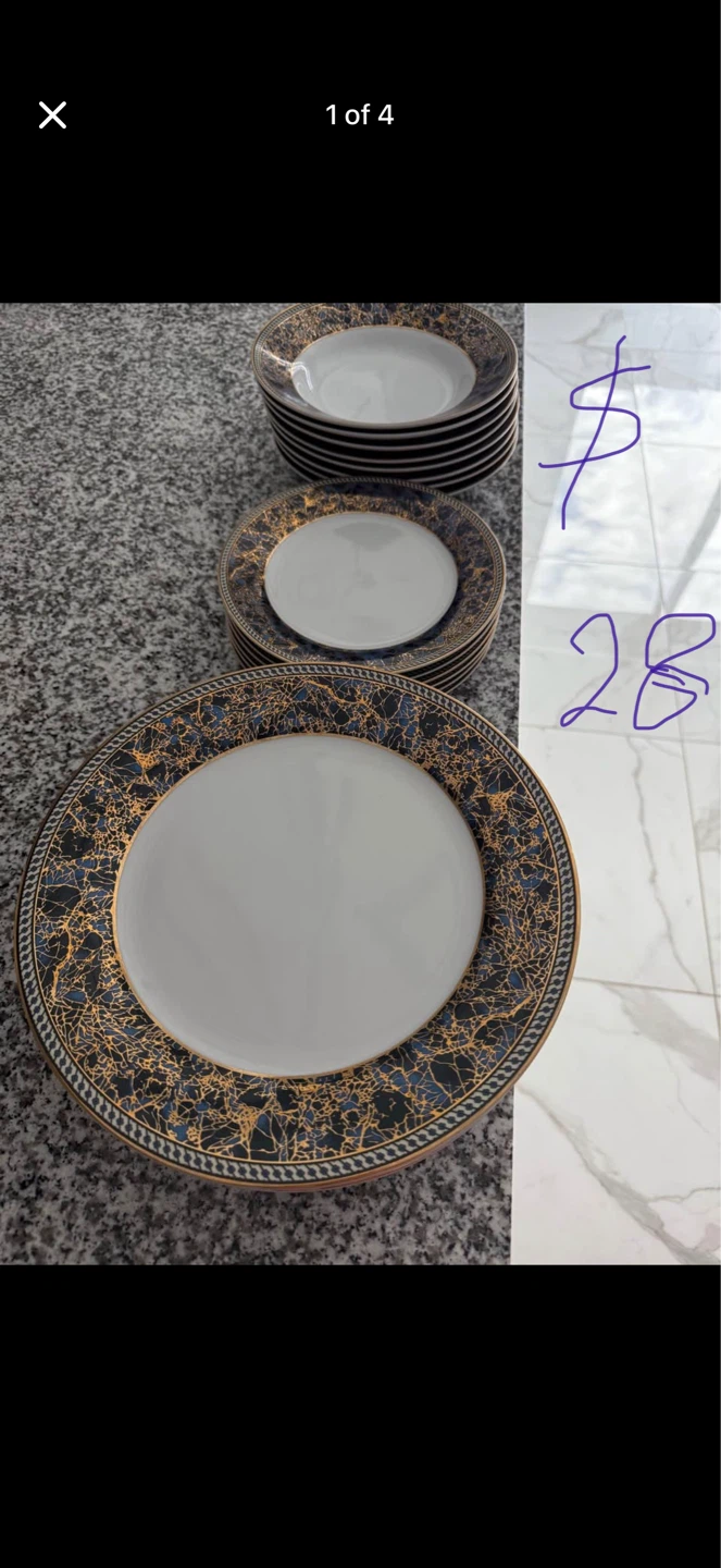 Set of decorative dinner plates