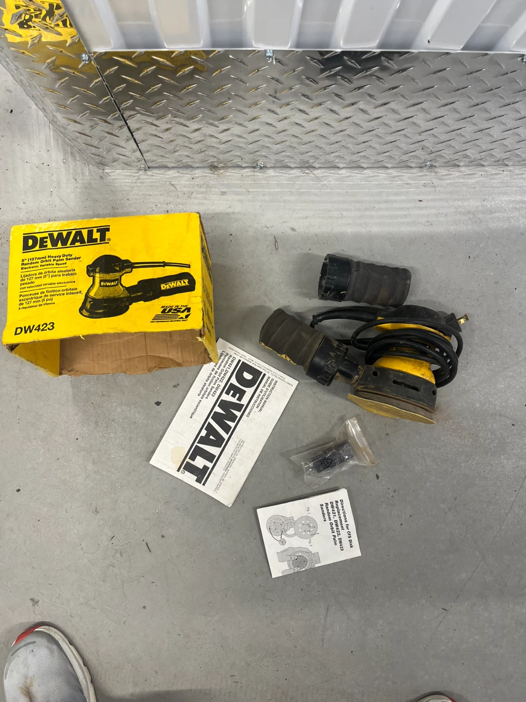DEWALT 5" Heavy Duty Random Orbit Palm Sander DW423 - photo 3