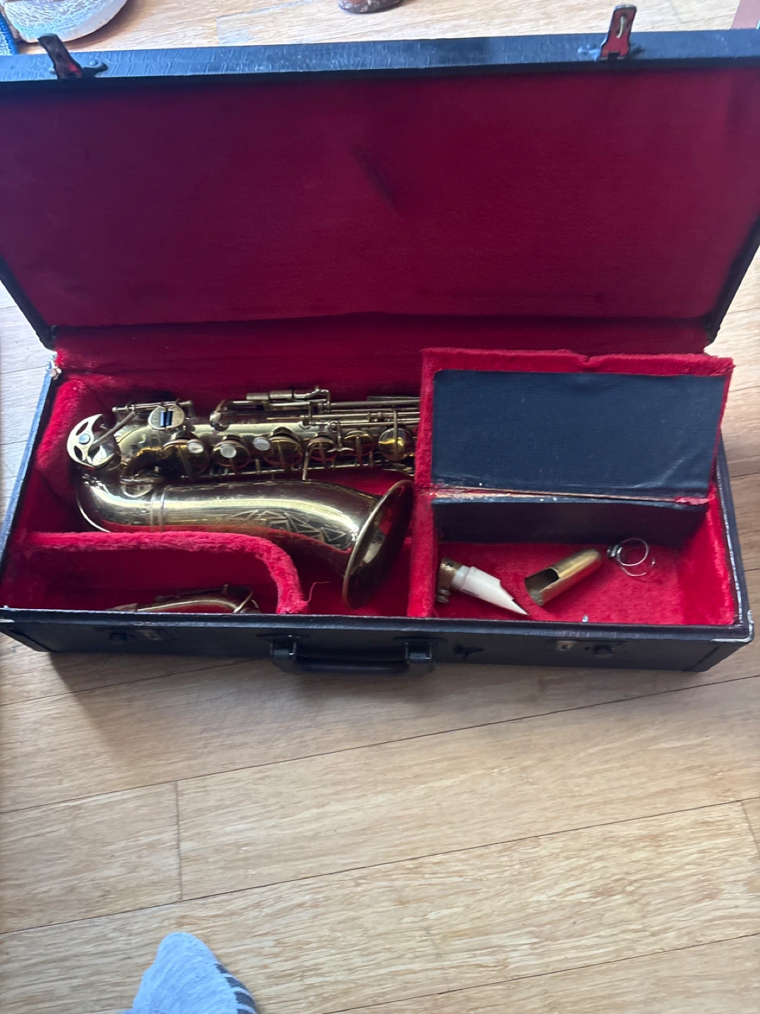 Vintage Saxophone in Case - photo 2