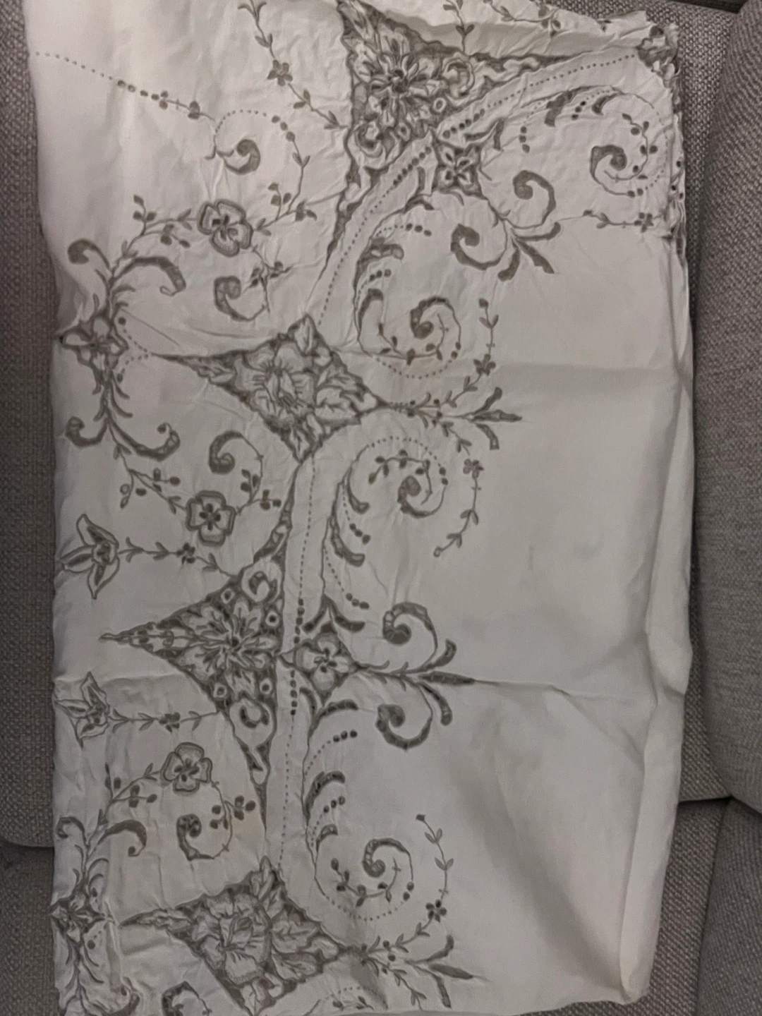 Embroidered Napkins and Tablecloth Set - photo 3