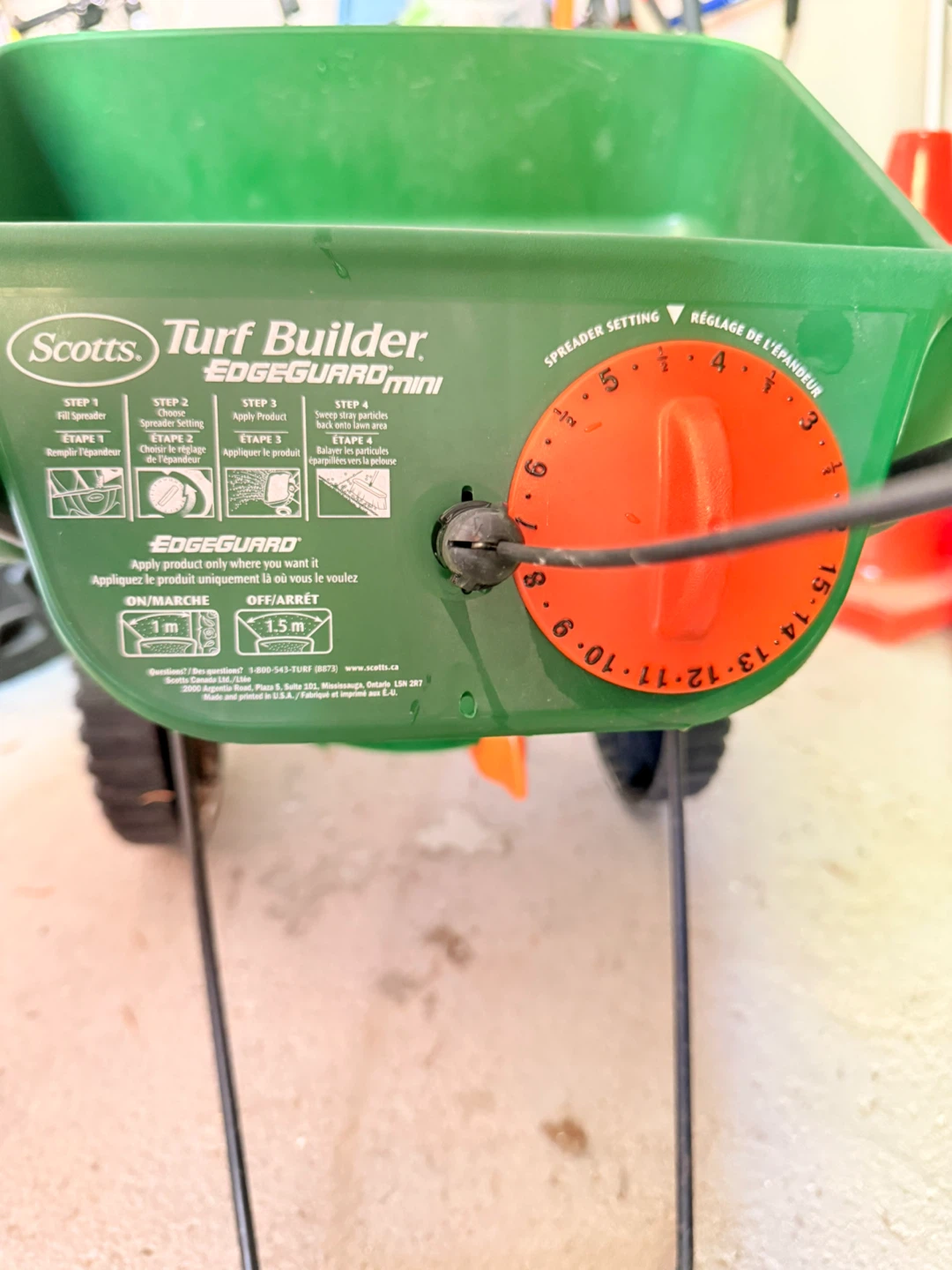 Scotts Turf Builder EDGEGUARD Mini Spreader - photo 2